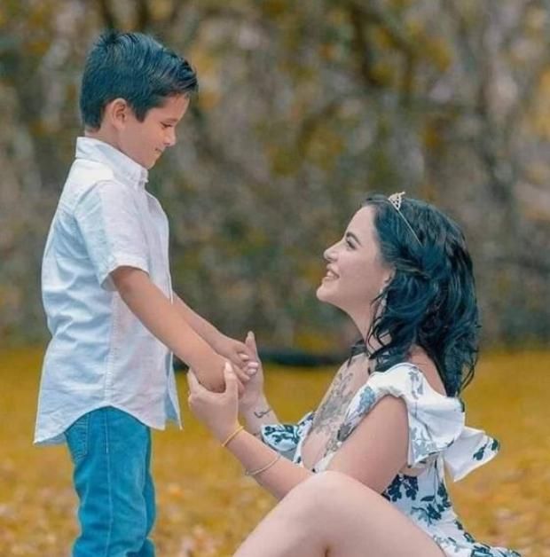 "فستان مفتوح وتاتو".. جلسة تصوير لـ أم وطفلها تثير الجدل: "ماما حلوة"