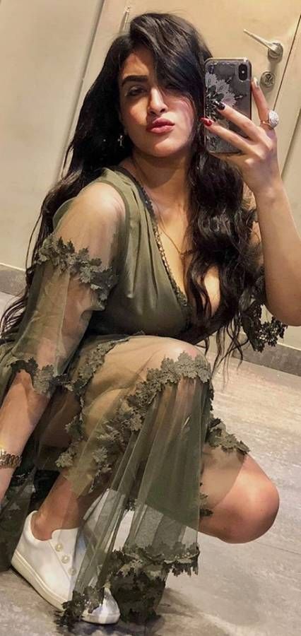 شاهدوا ممثلة مصرية بإطلالات جريئة كشفت ملابسها الداخلية.. وهجوم ضدها