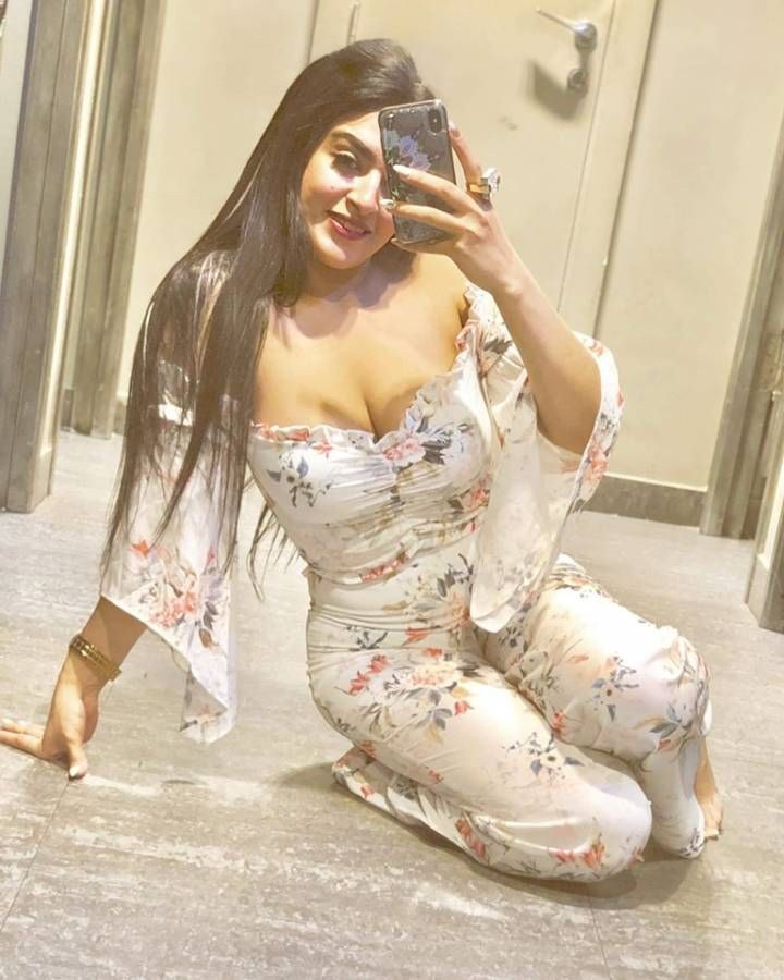 شاهدوا ممثلة مصرية بإطلالات جريئة كشفت ملابسها الداخلية.. وهجوم ضدها