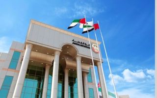 الامارات | "نيابة أبوظبي" توجه بإغلاق حساب أحد "مشاهير التواصل" لتشبهه بالنساء