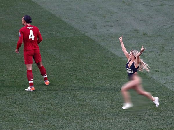 بالصور.. فتاة عارية تقتحم ملعب مباراة ليفربول وتوتنهام بنهائي دوري الأبطال