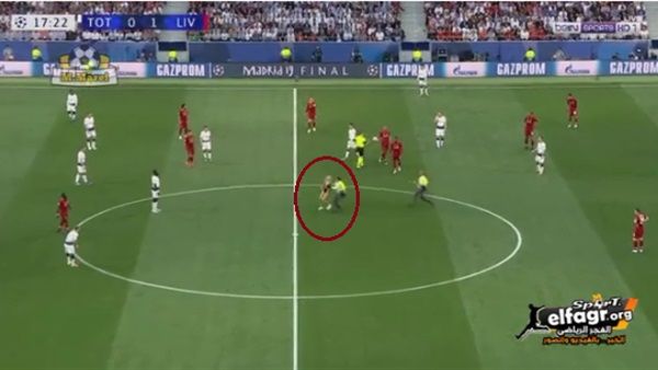 مشجعة تقتحم ملعب مباراة نهائي دوري أبطال أوروبا بين توتنهام وليفربول