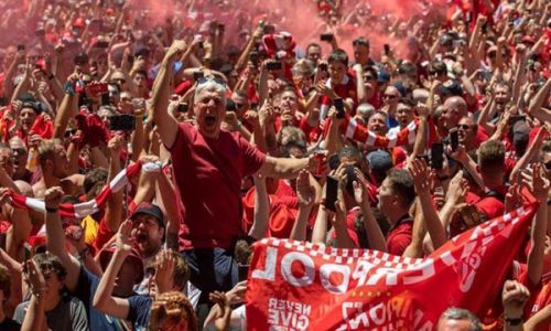 بالصور.. فتاة عارية تقتحم ملعب مباراة ليفربول وتوتنهام بنهائي دوري الأبطال
