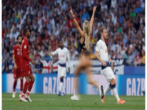 بالصور.. فتاة عارية تقتحم ملعب مباراة ليفربول وتوتنهام بنهائي دوري الأبطال