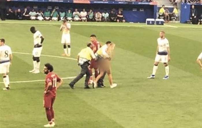 ردة فعل محمد صلاح تجاه المشجعة العارية بنهائي دوري أبطال أوروبا