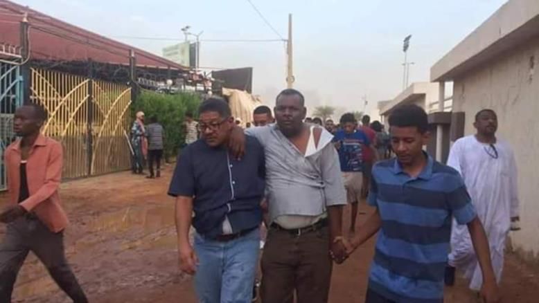 بالصور.. قوات الأمن تبدأ فض اعتصام الخرطوم وإصابة مدني عباس مدني أحد ممثلي تجمع المهنيين السودانيين
