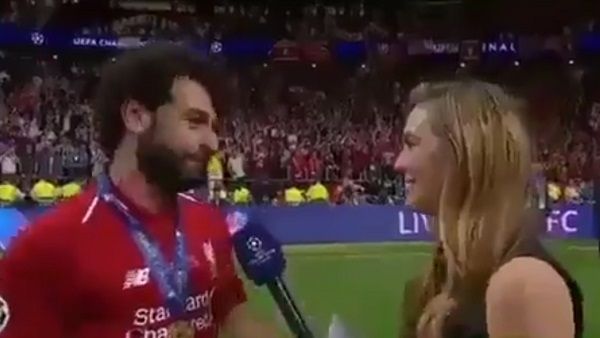 رياضة | تصرف غريب من محمد صلاح ضد مذيعة حسناء اقتربت منه (فيديو)