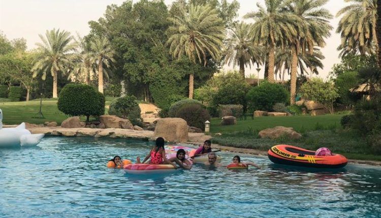 ‘‘الوليد بن طلال’’ يشعل مواقع التواصل الاجتماعي وينشر صور مثيرة للغاية برفقة 5 حسناوات في حوض واحد أثناء السباحة يوم العيد .. شاهد