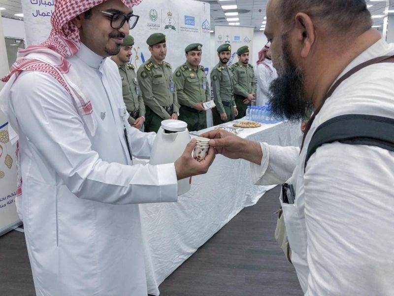 شاهد بالصور.. جوازات مطار الملك عبدالعزيز تعايد المسافرين بالحلوى والهدايا