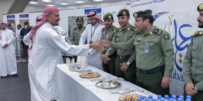 شاهد بالصور.. جوازات مطار الملك عبدالعزيز تعايد المسافرين بالحلوى والهدايا