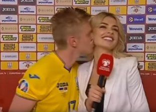 بالفيديو| لاعب كرة قدم يقبل مذيعة حسناء على الهواء.. "مكسوفة"