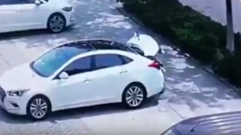 بالفيديو.. كاميرات المراقبة توثق وفاة طفل حبس نفسه في صندوق سيارة بالخطأ
