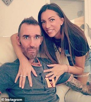 صور.. اللاعب الهولندي فرناندو ريكسن يطالب معجبيه بالمساهمه في علاجه بعد تدمير جهازه العصبي