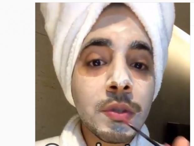 إعلامي إماراتي يثير الجدل.. يظهر بـ"المكياج والروب" من أجل الفتيات