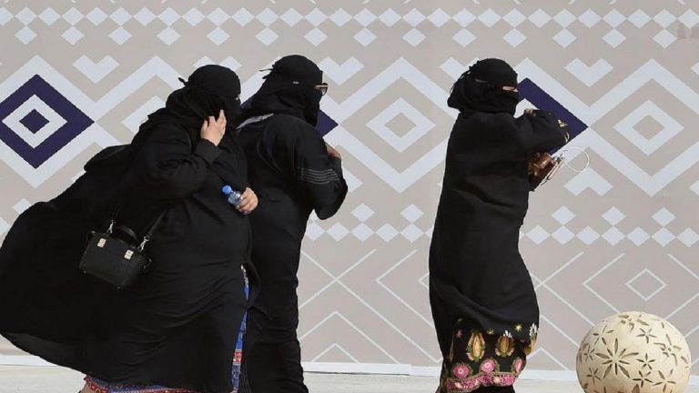شاهد ردة فعل زوجة خليجية قامت نساء بالتحرش بزوجها امامها والنتيجة كارثية