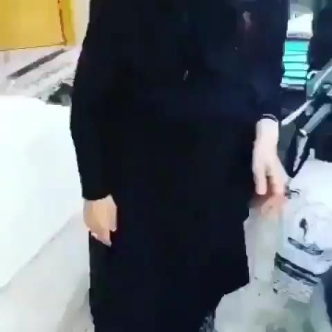 شاهد فيديو.. عراقي يطرد أمه حافية القدمين ويطلب هذا الطلب الغير متوقع من مصور الفيديو