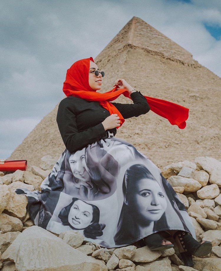 التنورة المطبعة والطويلة خيارك لإطلالة منعشة