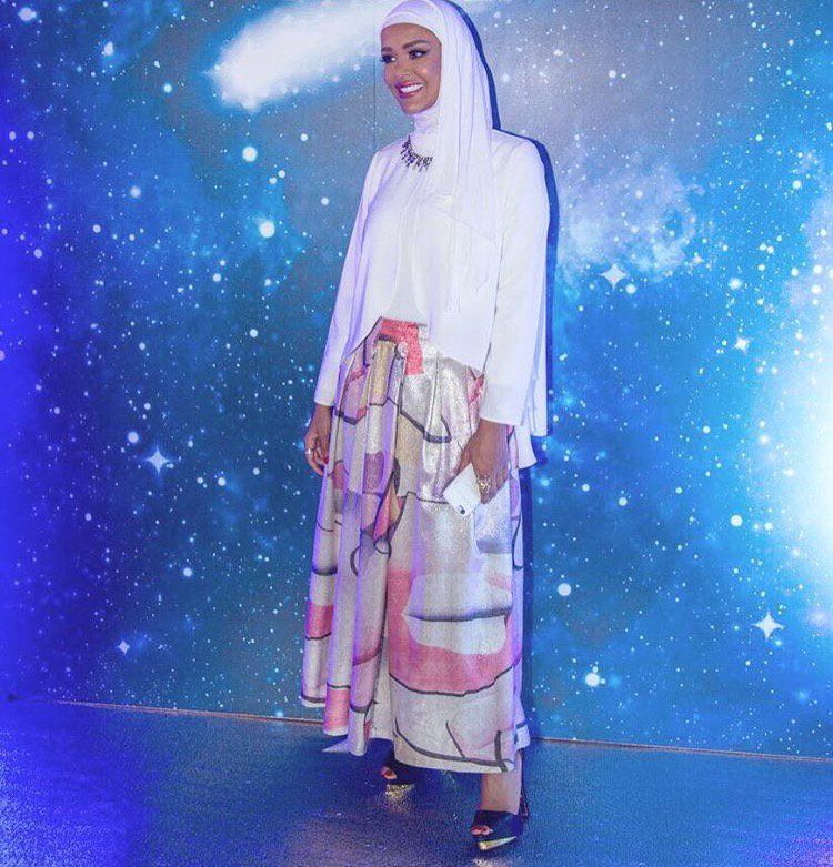 التنورة المطبعة والطويلة خيارك لإطلالة منعشة