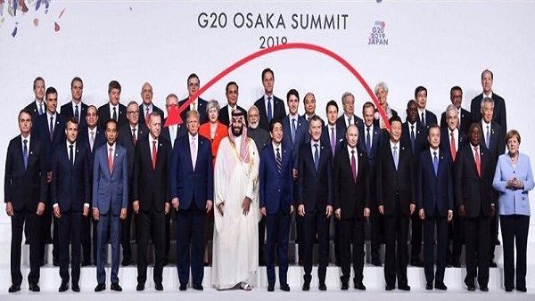 أردوغان يتسلل للوقوف بجانب ترامب في قمة العشرين