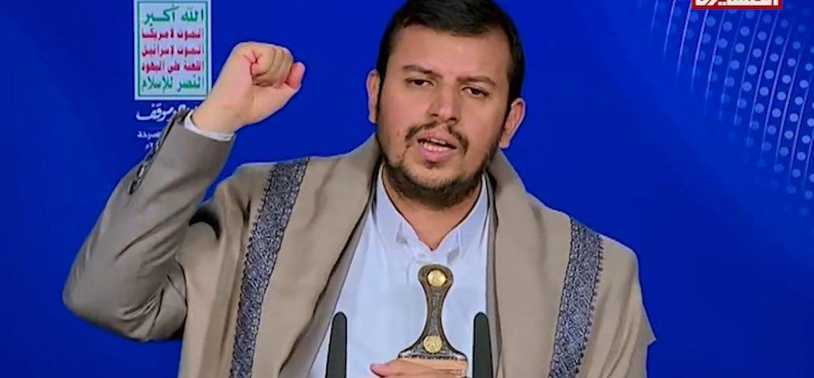 شاهد عبد الملك الحوثي يفاجئ المشاهدين ويقطع خطابه المباشر على قناة المسيرة ويقوم بهذا الفعل لاول مرة (شاهد)