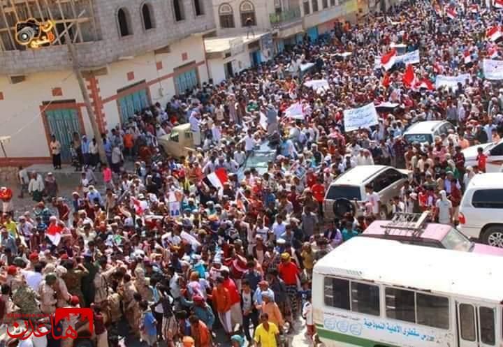 أول رد عملي من دولة خليجية على الحشود الجماهيرة الكبيرة التي خرجت تهتف ضدها في هذه المحافظة الجنوبية ..شاهد
