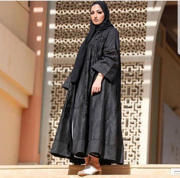 عبايات موديل 2019 باللون الأسود الكلاسيكي