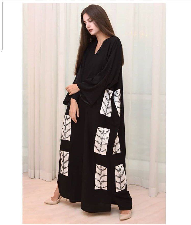 عبايات موديل 2019 باللون الأسود الكلاسيكي