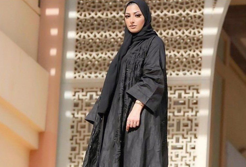 عبايات موديل 2019 باللون الأسود الكلاسيكي