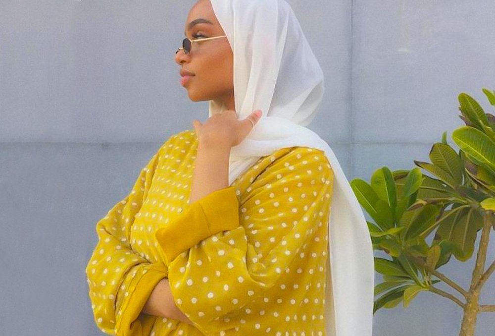 أجمل العبايات الملونة لصاحبات البشرة السمراء