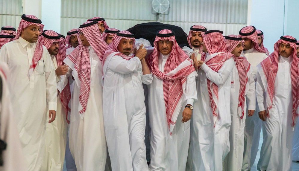 بالصور.. أمير مكة يؤدي صلاة الجنازة على الأميرة الجوهرة بنت عبدالعزيز بن مساعد