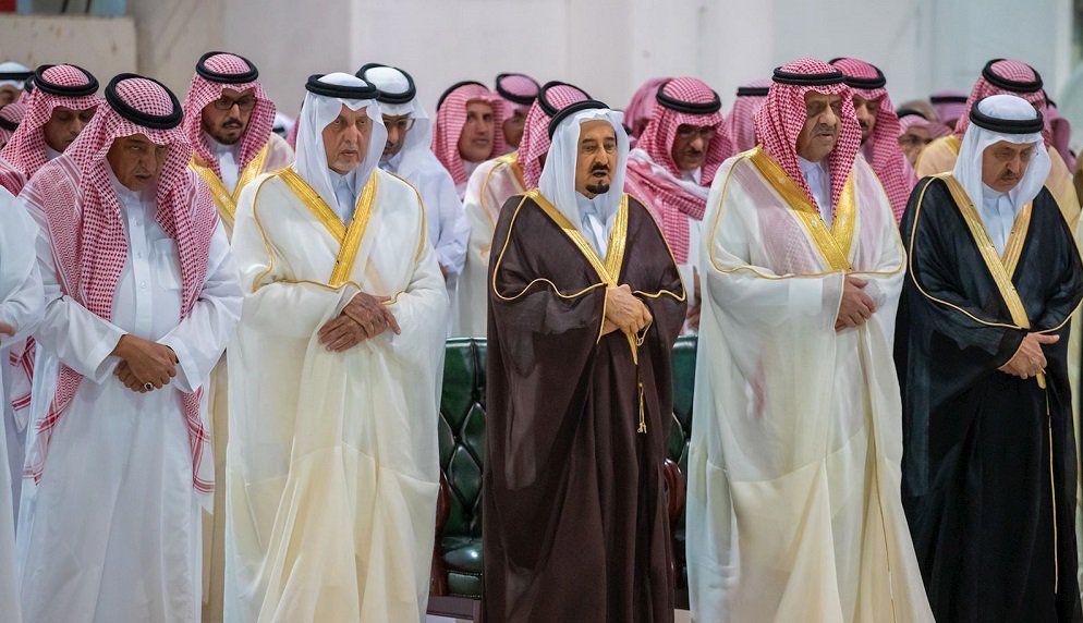 بالصور.. أمير مكة يؤدي صلاة الجنازة على الأميرة الجوهرة بنت عبدالعزيز بن مساعد