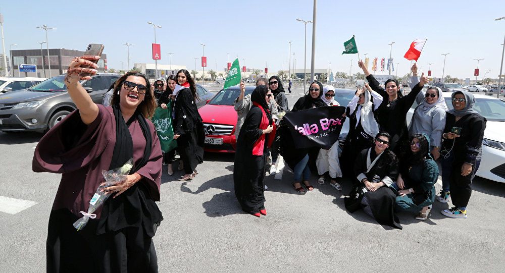 رقص مثير لحسناوات سعوديات في شوارع الرياض .. شاهد بـ‘‘الفيديو’’ إلى أين وصلت الأمور؟؟!