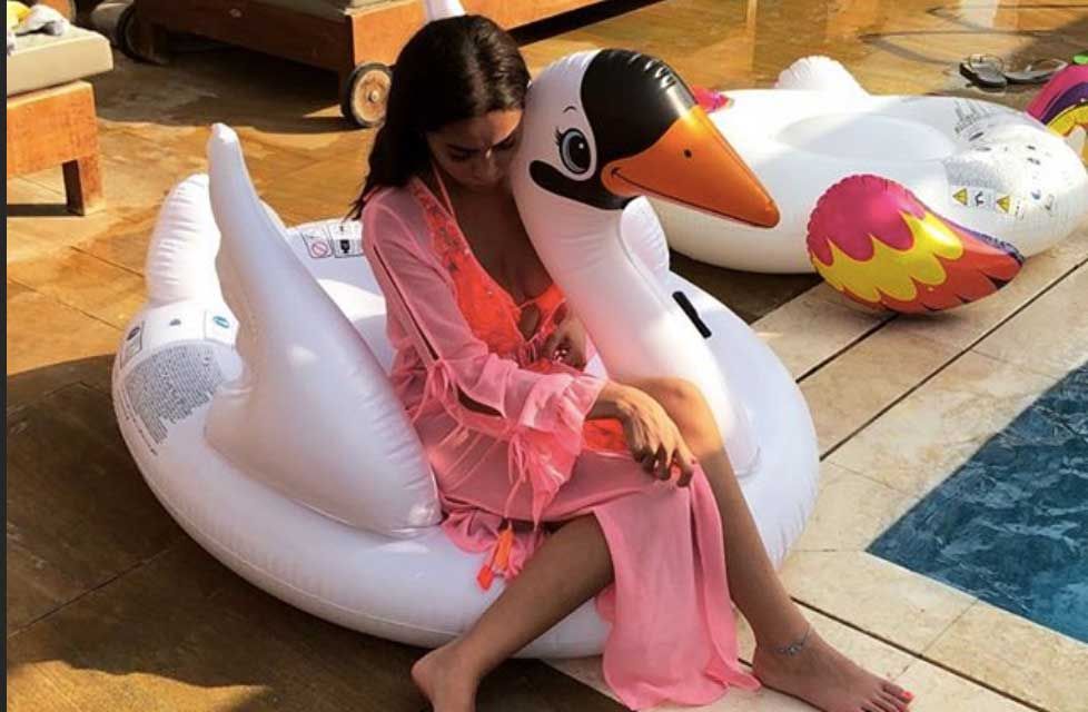نجمة باب الحارة تنشر صورها بالبكيني.. من هي؟