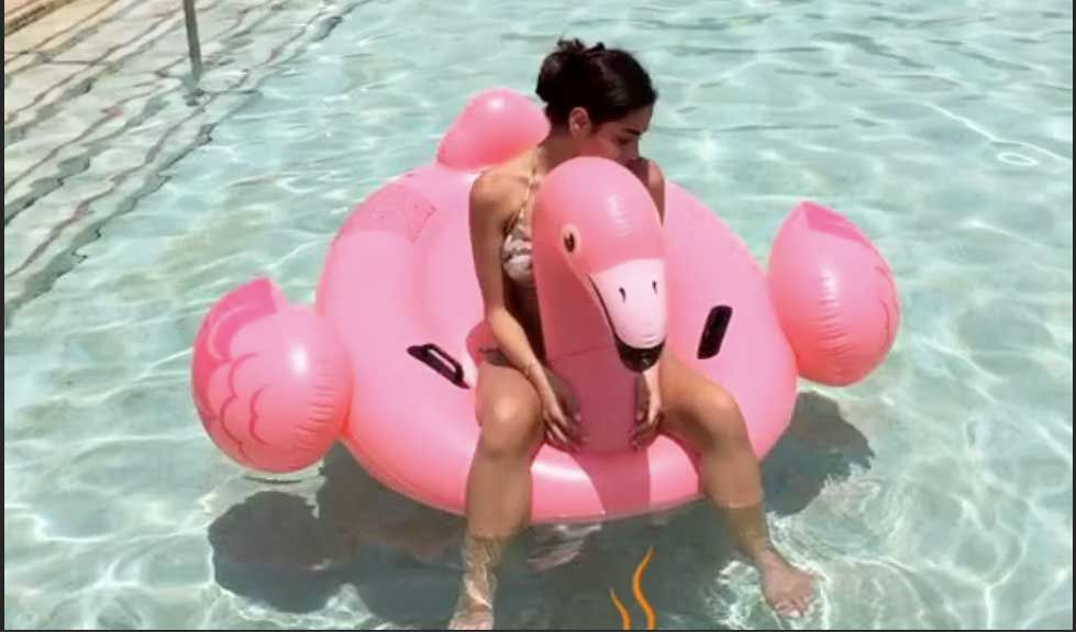 نجمة باب الحارة تنشر صورها بالبكيني.. من هي؟