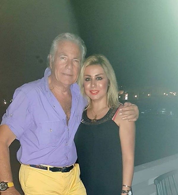 مصطفى فهمي يستعيد شبابه في شرم الشيخ وطلة جريئة لزوجته