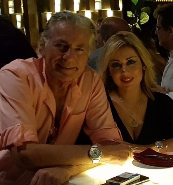 مصطفى فهمي يستعيد شبابه في شرم الشيخ وطلة جريئة لزوجته