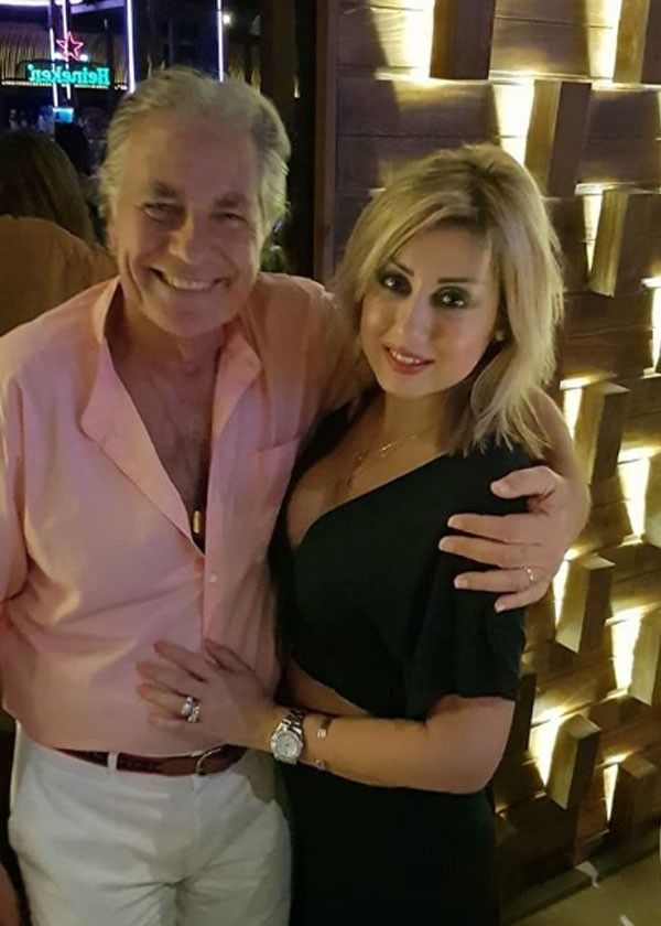 مصطفى فهمي يستعيد شبابه في شرم الشيخ وطلة جريئة لزوجته