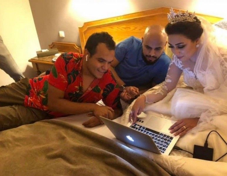 شاهدوا.. إعلامية مصرية تصدم المتابعين بصورة من داخل غرفة النوم ليلة زفافها