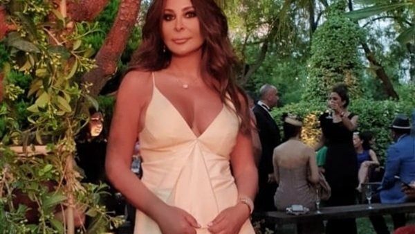 إليسا تثير الجدل بكأس خمر في حفل زفاف ابن إيلي صعب