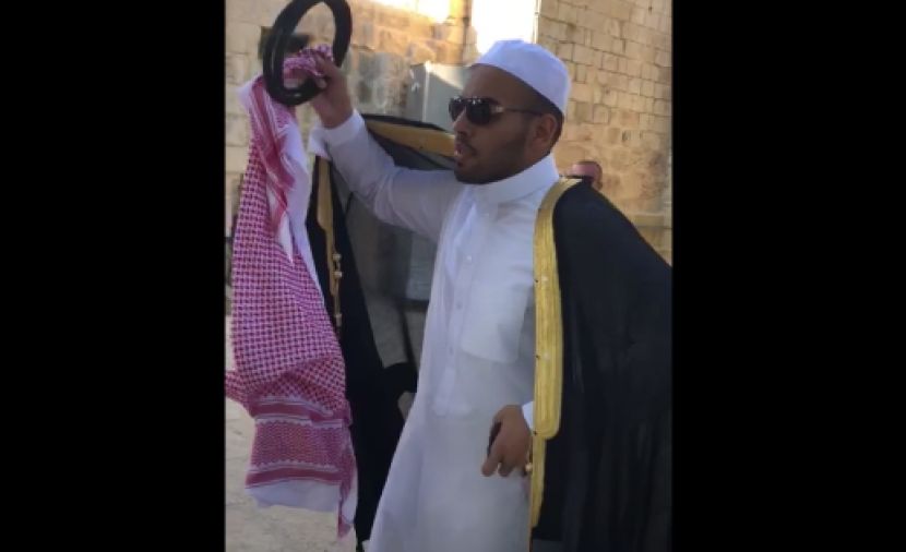 شاهد: طرد اعلامي سعودي من المسجد الأقصى