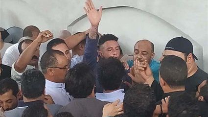 قلة ذوق واشتباكات في المسجد وعدم مراعاة حرمة الميت.. شاهد كيف كشفت جنازة فاروق الفيشاوي عورة...