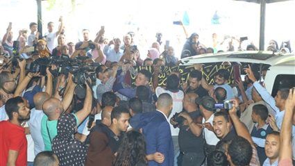 قلة ذوق واشتباكات في المسجد وعدم مراعاة حرمة الميت.. شاهد كيف كشفت جنازة فاروق الفيشاوي عورة...