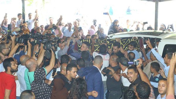قلة ذوق واشتباكات في المسجد وعدم مراعاة حرمة الميت.. شاهد كيف كشفت جنازة فاروق الفيشاوي عورة...