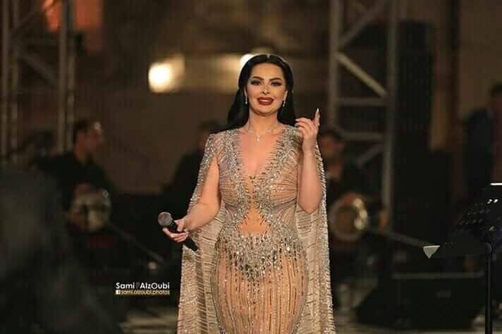 هل حاولت ديانا كرزون تقليد رانيا يوسف بهذا الفستان الجريء؟.. فيديو