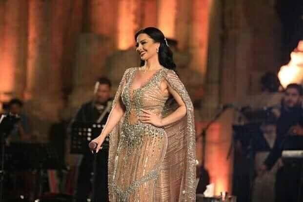 هل حاولت ديانا كرزون تقليد رانيا يوسف بهذا الفستان الجريء؟.. فيديو