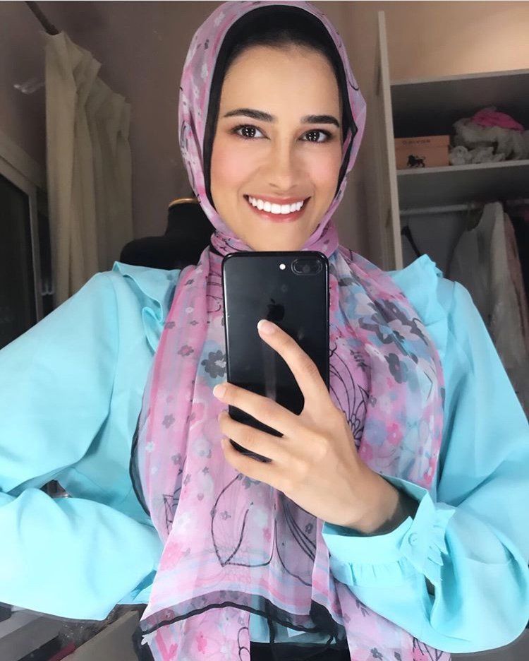 حجابات ملونة من مدونات الموضة لإطلالتكِ في عيد الأضحى