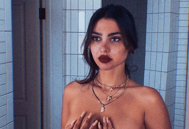 قمر عارية وتغطي صدرها بيديها!
