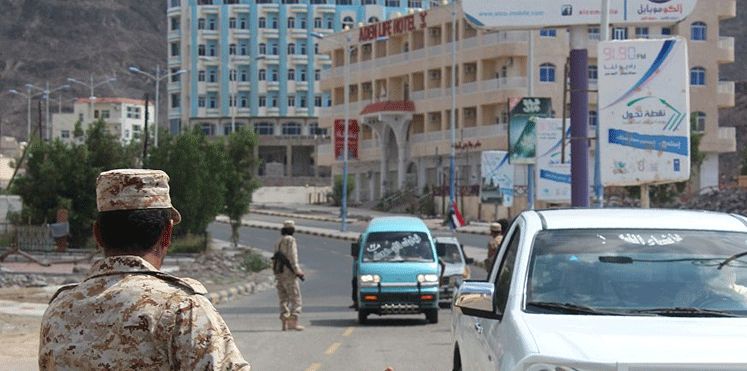 عاجل.. انباء عن انتشار دبابات بشوارع عدن الان بعد انفجار الوضع بعدن وسقوط قتلى وجرحى.. شاهد اولى الصور