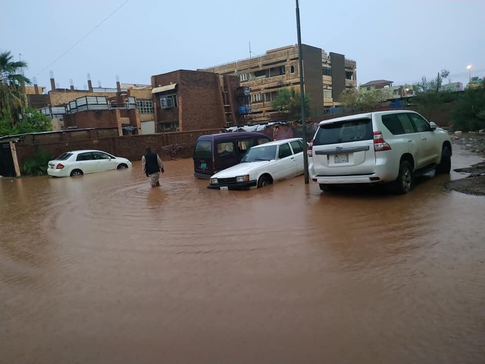 شاهد بالفيديو والصور: امطار غزيرة وسيول جارفة بالعاصمة الخرطوم صباح اليوم…