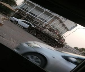 عاجل: نزول عشرات الدبابات الى شوارع عدن.. ومصدر يكشف عن هوية القوات التي تنتشر الآن ( شاهد أولى الصور)